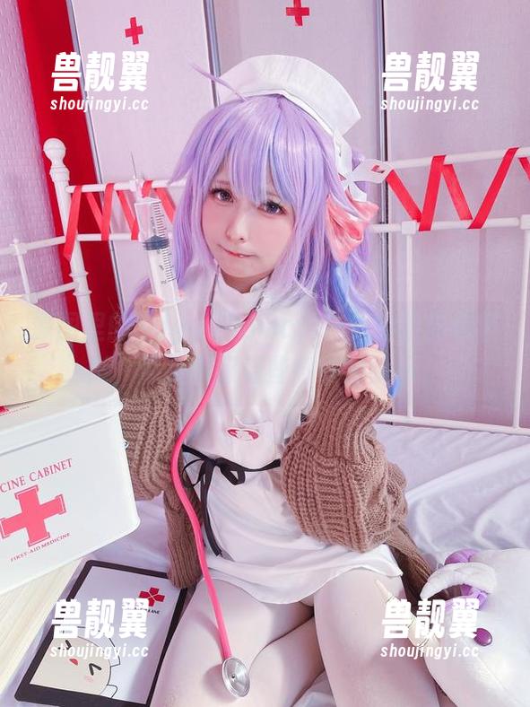 Sayo Momo 原图里的Sayo Momo,户外的阳光和阴影,似乎都藏着些微妙的暗示。